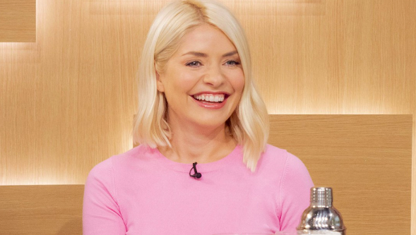 Holly Willoughby left giggling as Gordon Ramsay makes cheeky remark about a 'soft crack' on #thismorning
https://t.co/si8wFW30LB https://t.co/8jYMQD49P0