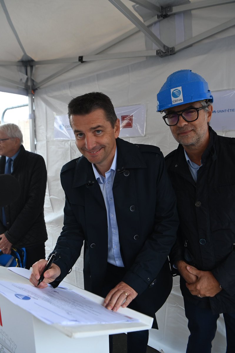 saint_etienne_'s tweet photo. Châteaucreux poursuit sa mue ! Après l’Ilot Poste Weiss, une tour bioclimatique de 58m de haut accueillera bientôt, commerces, bureaux et logements ! #SaintEtienne #Elithis 📸PETITDIDIERPRIOUX https://t.co/ENKHhXiA7R https://t.co/wsGmpVLjWz