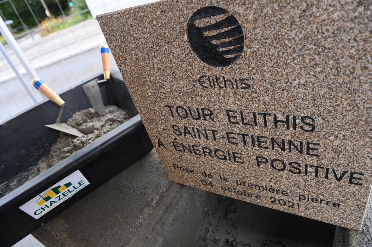 saint_etienne_'s tweet photo. Châteaucreux poursuit sa mue ! Après l’Ilot Poste Weiss, une tour bioclimatique de 58m de haut accueillera bientôt, commerces, bureaux et logements ! #SaintEtienne #Elithis 📸PETITDIDIERPRIOUX https://t.co/ENKHhXiA7R https://t.co/wsGmpVLjWz