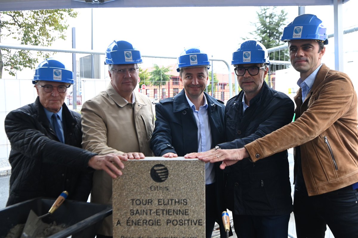 saint_etienne_'s tweet photo. Avec ses 1 000 m² de panneaux photovoltaïques et sa construction en bois et béton bas carbone, la tour TESE, pour Tour Élithis de #saintetienne permettra à ses occupants d’économiser environ 1 600€ par an sur leurs factures ! #Elithis 📸PETITDIDIERPRIOUX https://t.co/ENKHhXiA7R https://t.co/2UokVFqFL7