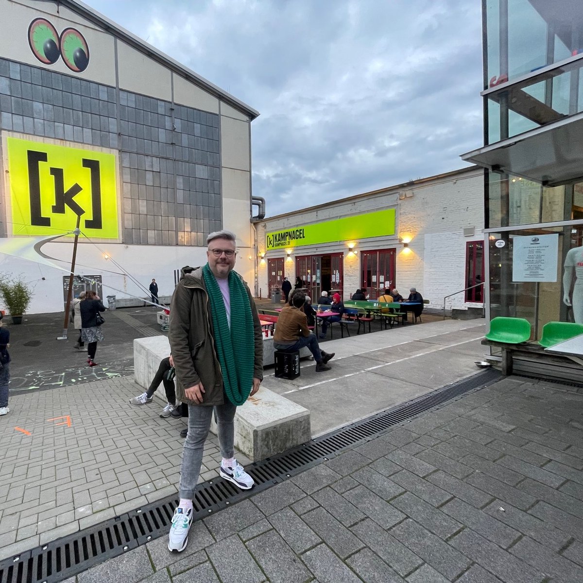 fonds_daku's tweet photo. Der nächste Stopp unserer #BackForGoodTour führte nach Hamburg. Auf @Kampnagel besuchte Janek Liebetruth „Welt ohne uns“. Ein Abend über den Tod des inklusiven Ensembles "Meine Damen und Herren" und des altersübergreifenden Kollektivs „SKART/Masters of the Universe“. https://t.co/OXGs4107dA