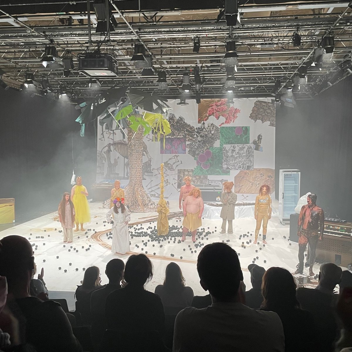 fonds_daku's tweet photo. Der nächste Stopp unserer #BackForGoodTour führte nach Hamburg. Auf @Kampnagel besuchte Janek Liebetruth „Welt ohne uns“. Ein Abend über den Tod des inklusiven Ensembles "Meine Damen und Herren" und des altersübergreifenden Kollektivs „SKART/Masters of the Universe“. https://t.co/OXGs4107dA