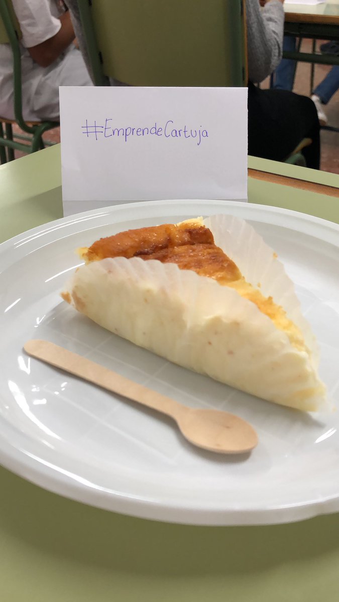 Hoy tenemos una jornada diferente en <a href="/iescartuja/">IES Cartuja</a> y además siendo partícipes del comienzo del proyecto de #EmprendeCartuja con esta riquísima tarta de queso de #LatartadelamadredeCris 
¡¡BUENÍSIMA!!😋