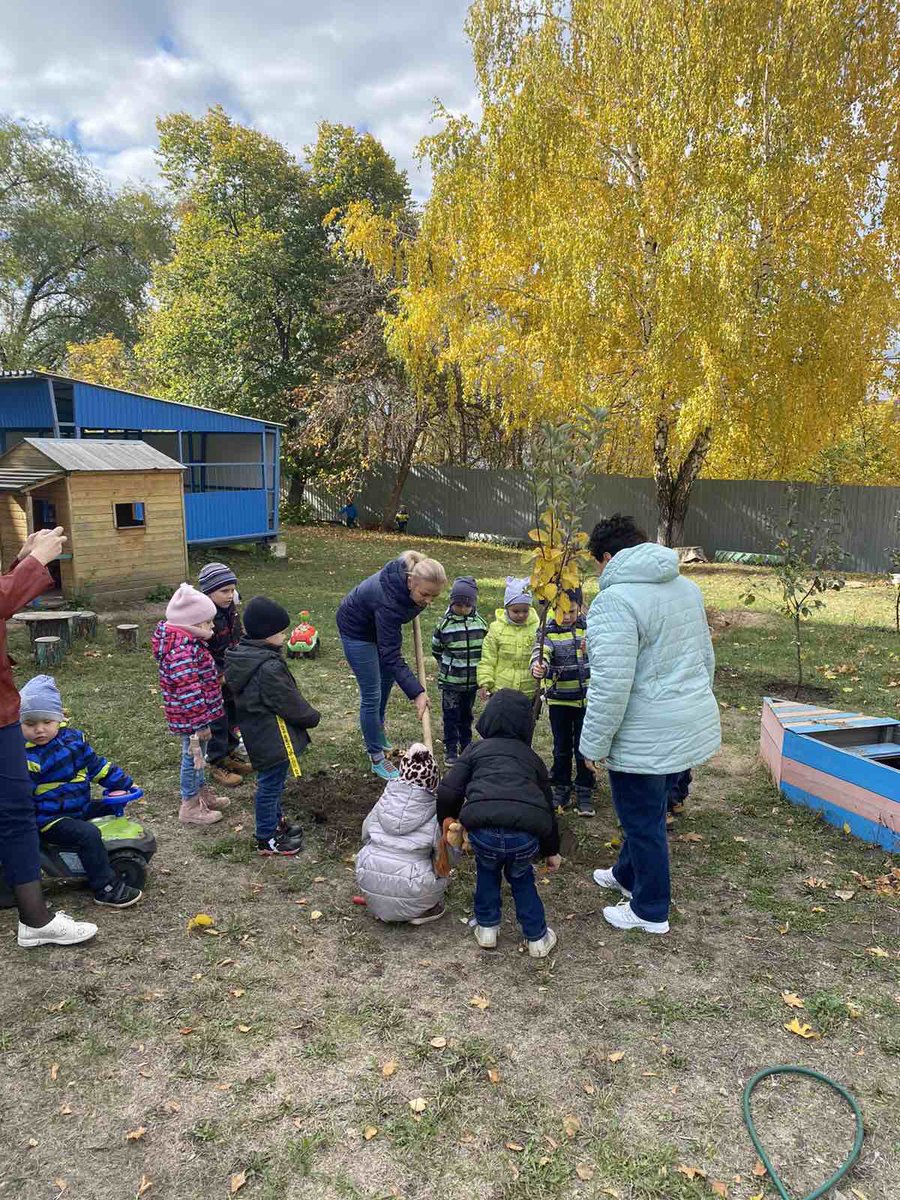 Любовь к природе закладывается у детей, когда они видят примеры внимательного и заботливого отношения со стороны взрослых. Спасибо за предоставленные саженцы в рамках общегородской акции «Самара – цветущий сад».В скором времени участок нашего ДОУ превратится в настоящий🍎сад.