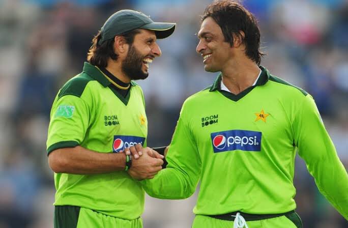 AishAfridian's tweet photo. @SAfridiOfficial آپکو کیا لکھوں
"لالا" لکھوں
"بوم بوم" لکھوں
"غمگسار" لکھوں
یا "اچھا انسان" لکھوں

❤کہتا ہےکہ
                              
دنیا کے تمام خوبصورت
الفاظ کو یکجا کر کے
ایک پیاری سی بات لکھوں

آپکو "پاکستان کی آن"
"کرکٹ کی شان"
اور
"آفریدینز کی جان"لکھوں
#4thOct
@SAfridiOfficial https://t.co/xiH5g0y5pk