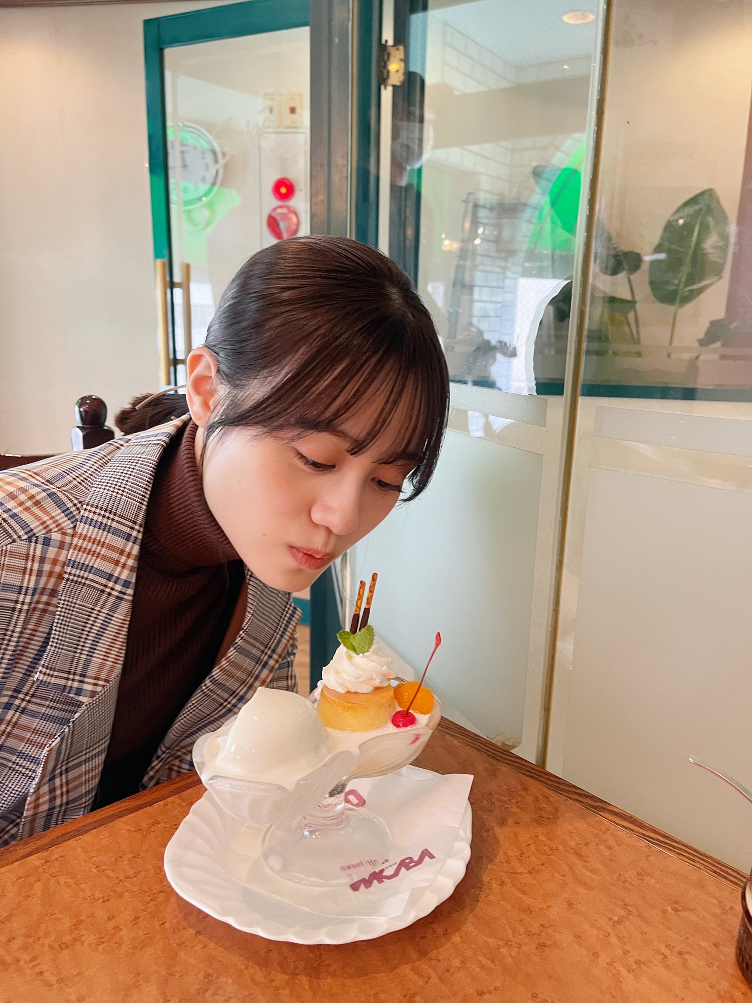 伊藤美来写真集 公式 溶け始めてしまっているアイスを前に 急いでパチリ 見た目も可愛いのですが お店自慢の自家製ソフトクリーム もプリン もとっても美味しかったです 食べ物を前にした伊藤さん 幸せそうですね 伊藤美来 みっく写真集