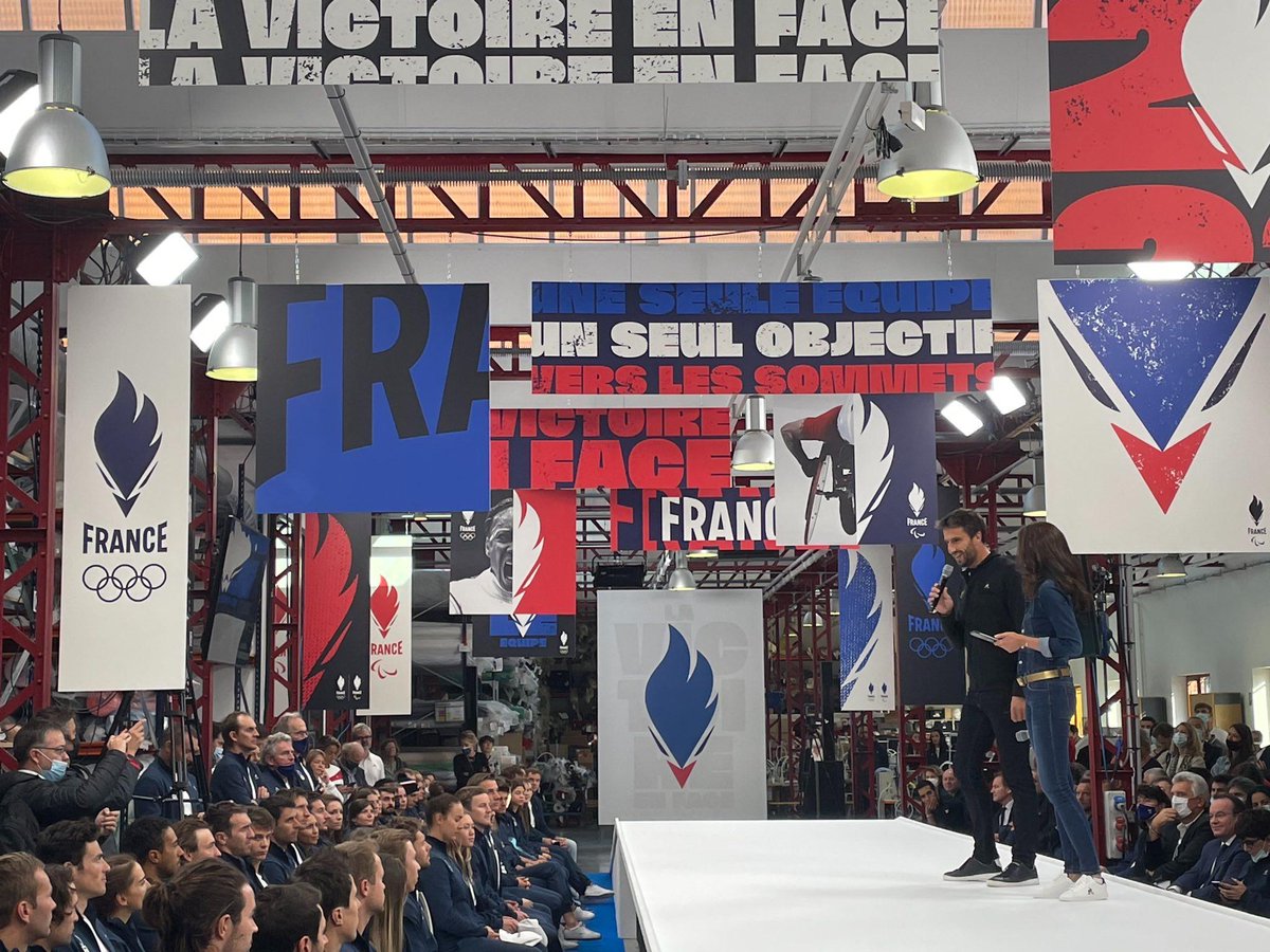 Le coq comme icône du sport 🇫🇷
Un emblème fait en équipe avec <a href="/FRAparalympique/">Comité Paralympique et Sportif Français</a> et <a href="/FranceOlympique/">FranceOlympique</a>. Avec sa crête en forme de flamme olympique &amp; paralympique, il est tourné vers les Jeux.
Avec le regard déterminé et le bec en forme de V, l'<a href="/EquipeFRA/">Equipe France</a> vise la victoire.