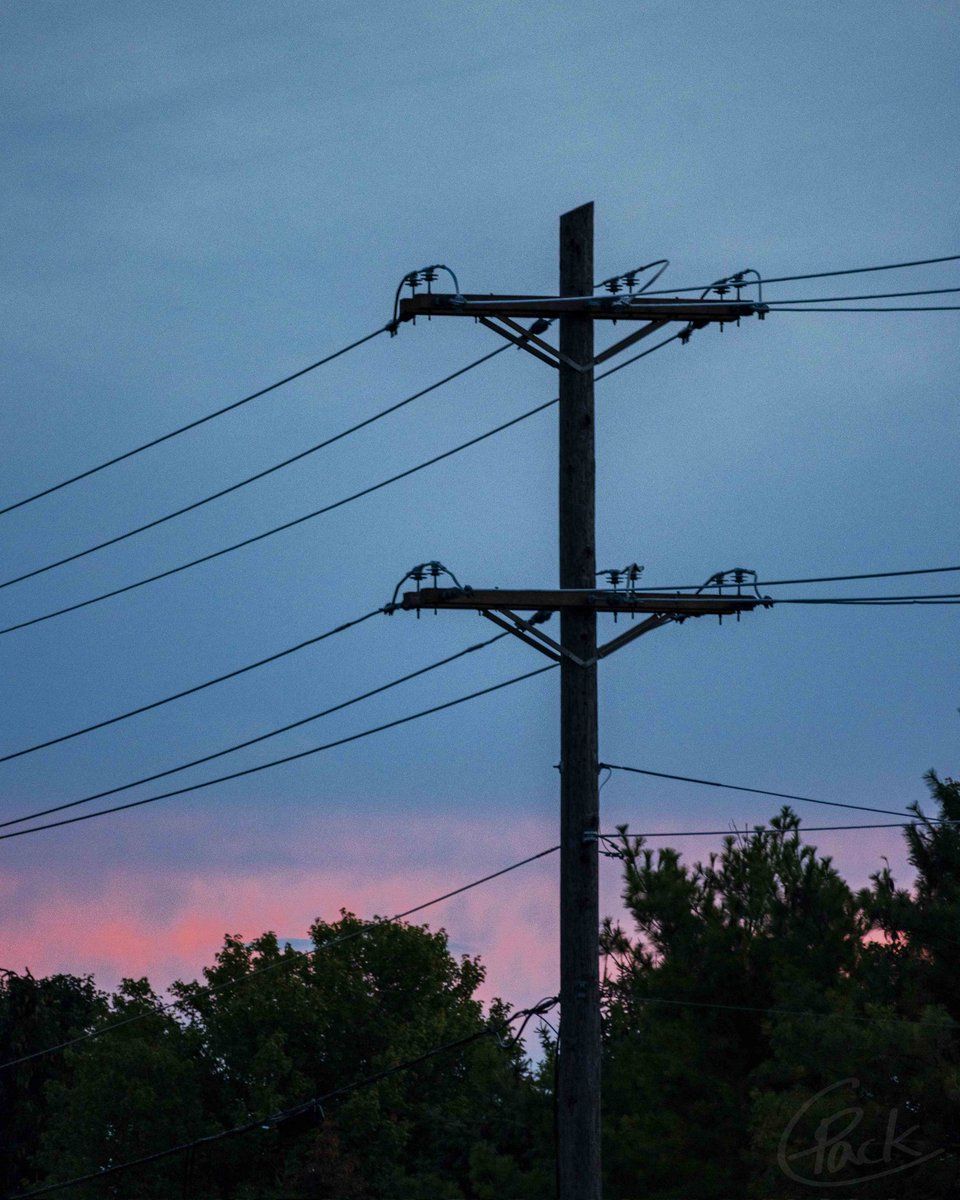 chrispack1986's tweet photo. #Peach #Powerlines 

#ChrisPackPhoto #photography #landscape #skyscape #clouds #bluehour #goldenhour #sunset https://t.co/H3xR9Usncb