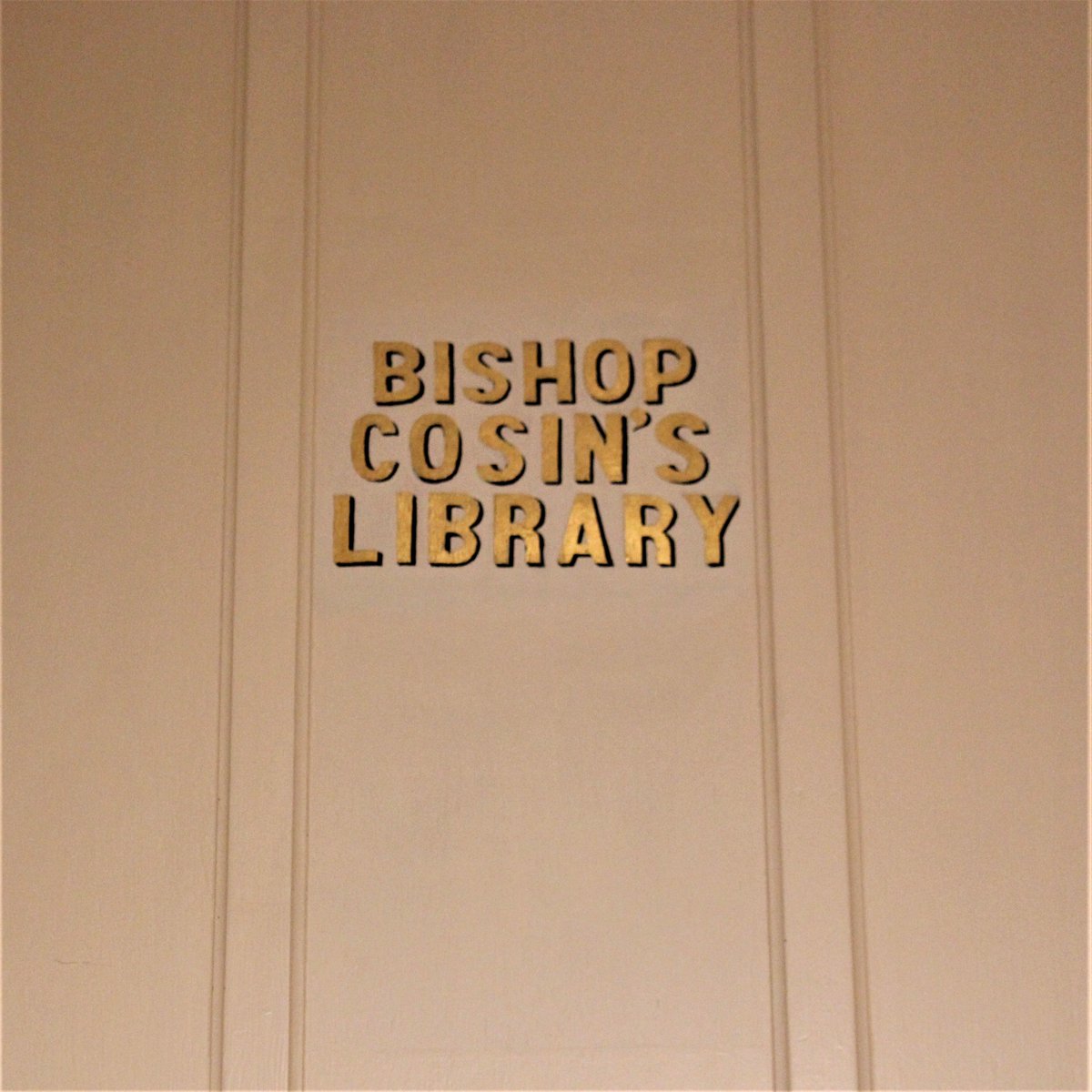 DU_Collections's tweet photo. Bishop Cosin’s library: one of the earliest public libraries in the North East of England, which contains a beautiful collection of rare books and manuscripts. For a deep dive into its history: https://t.co/X1PHWRK4hK #historiclibrary #LibrariesWeek2021 @dulib @cosinslibrary https://t.co/r9b95BaMiC