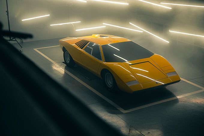 GQ_France's tweet photo. Orange mécanique : Lamborghini cède aux sirènes de la continuation comme Aston Martin et Jaguar qui reconstruisent à l’identique leurs bolides du passé. C’est au tour de la Countach LP500 de 1971 de renaître avec cette réédition maison qui a nécessité 25.000 h de main d'œuvre. https://t.co/IFm4iGppUV