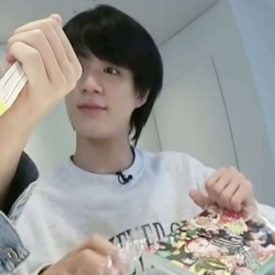 lee jeno deserves sup ayam anget, pukpuk kepala sama ciuman di jidat :(