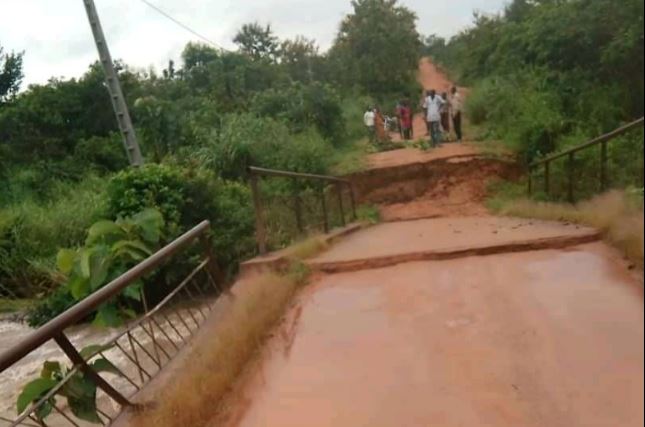 Côte d’Ivoire : Département de #Niakara, le pont reliant la Sous-Préfecture de Arikokaha a cédé vendredi sous l’effet d’une forte pluie lefluxs.com/fr/cote-divoir…