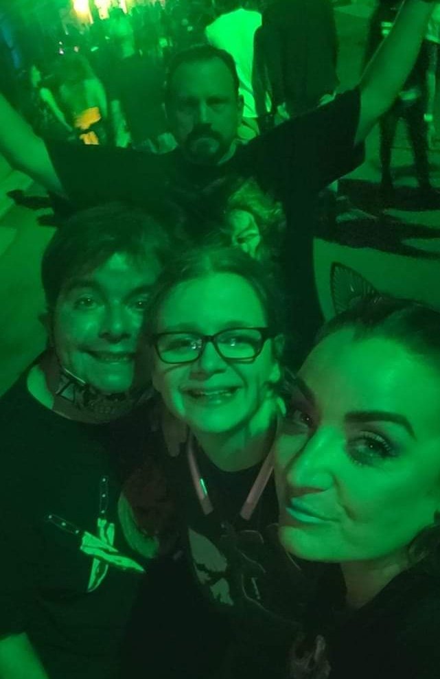 WasabiRyo's tweet photo. The #AEW Halloween Horror Nights Crew. Had a great times running a couple of houses with you guys! Great pic in #CaseFilesUnearthed lighting! #HHN30 @SomebodysBella @peachy_senorita https://t.co/vHGhxUQSSA