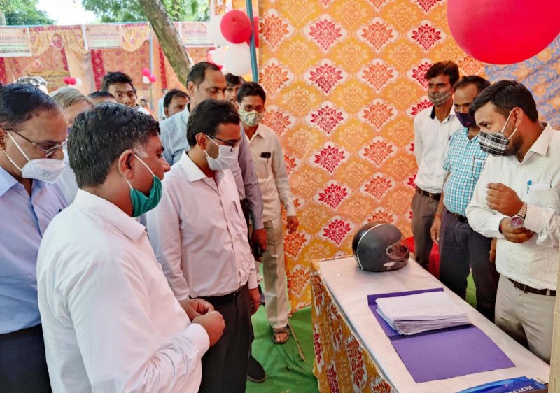 व्यवसायिक शिक्षा एवं कौशल विकास विभाग उ0प्र0 तथा सूक्ष, लघु, मध्यम, उद्यम निर्यात प्रोत्साहन विभाग उ0प्र0 द्वारा संयुक्त रूप से आईटीआई प्रांगण में आयोजित जनपद स्तरीय अप्रेंटिशिप मेले का फीता काटकर शुभारंभ किया गया।  <a href="/UPGovt/">Government of UP</a> <a href="/CMOfficeUP/">CM Office, GoUP</a> <a href="/ChiefSecyUP/">S.P. Goyal, Chief Secretary, GoUP</a>