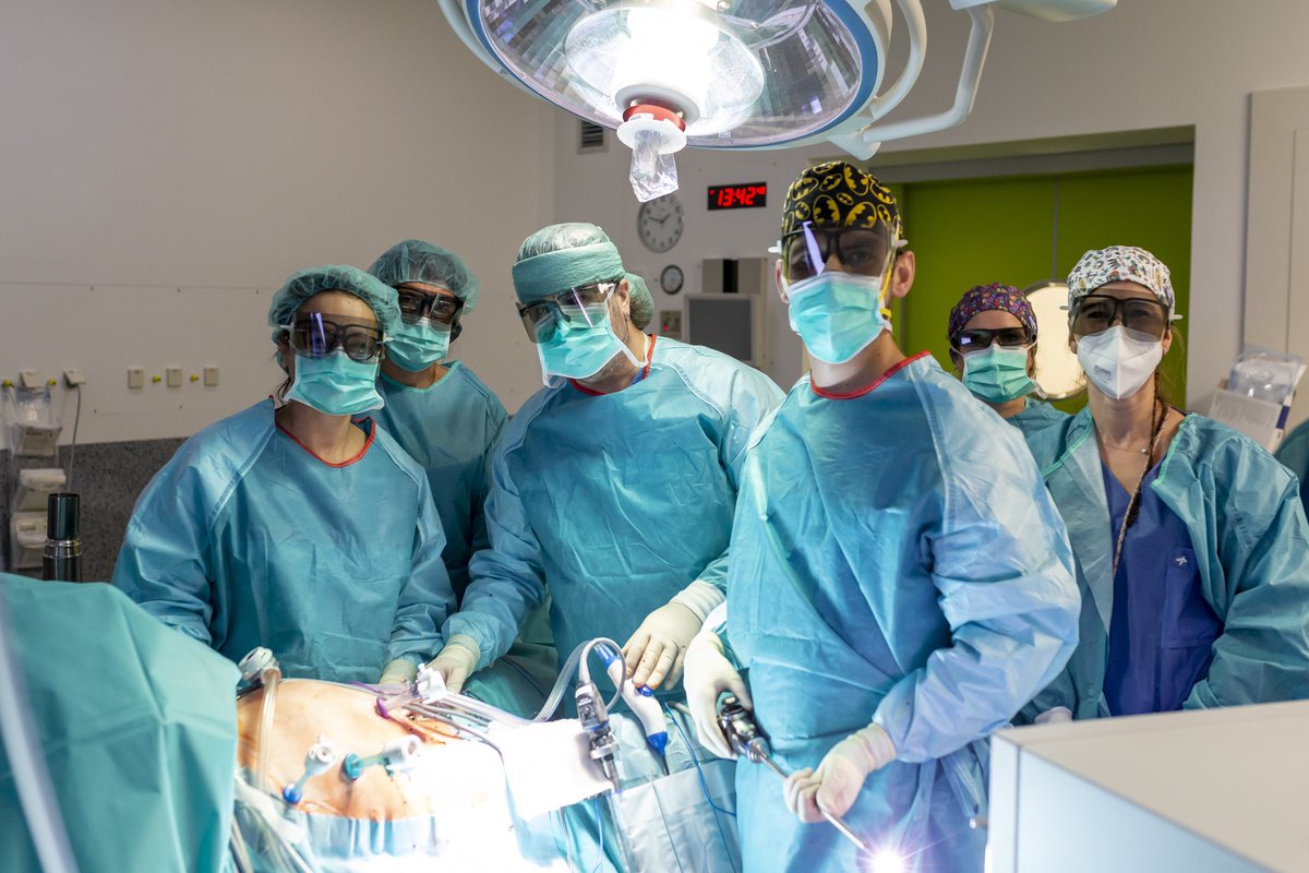 apozo_surgical's tweet photo. 📸momentos durante la cirugía hepática con tecnología y visión 3D en las Jornadas LAP HURH @LopezBenS @mtolet11 #surgeryteam #surgicalimaging #EndoEyeFlex3D #Olympus https://t.co/S2pn4msoLS