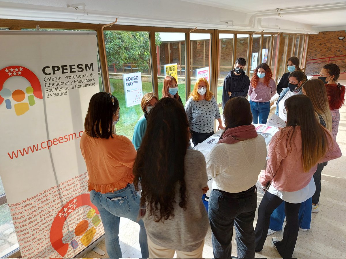 cucc_educacion's tweet photo. Varias compañeras de @cpeesm han estado hoy informando a nuestros estudiantes sobre todas las posibilidades que ofrece el mundo de la #EducaciónSocial y las ventajas de formar parte del Colegio Profesional de Educadores y Educadoras Sociales de la @ComunidadMadrid #edusoday2021 https://t.co/tSoornhbUg