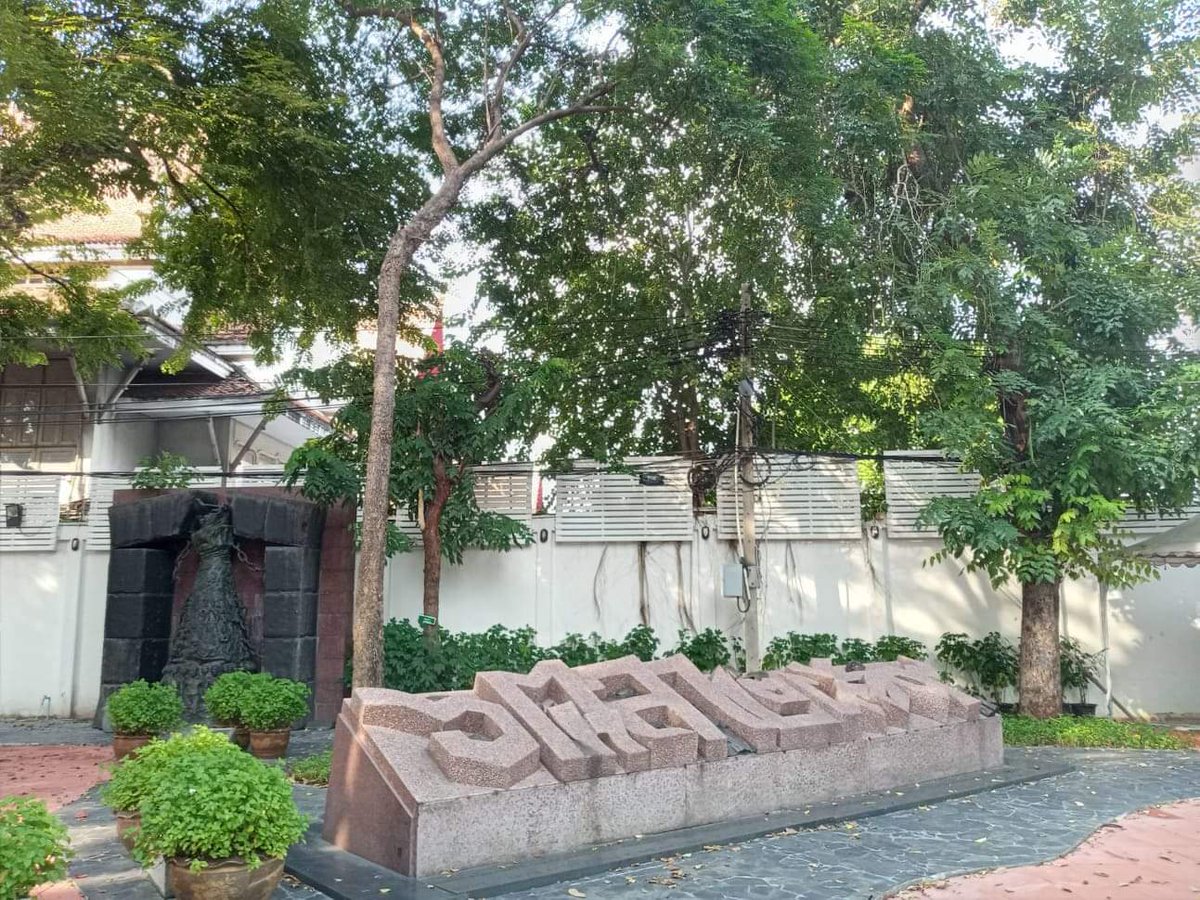 PravitR's tweet photo. How to prevent people from marking 45th yrs of Oct 6, 1976 massacre inside Thammasat University? Renovate the monument! #WhatsHappeningInThailand #Thailand #6Oct1979 #6ตุลา #6ตุลา19 photos ht Vipar Daomanee https://t.co/0VxLTffEIc