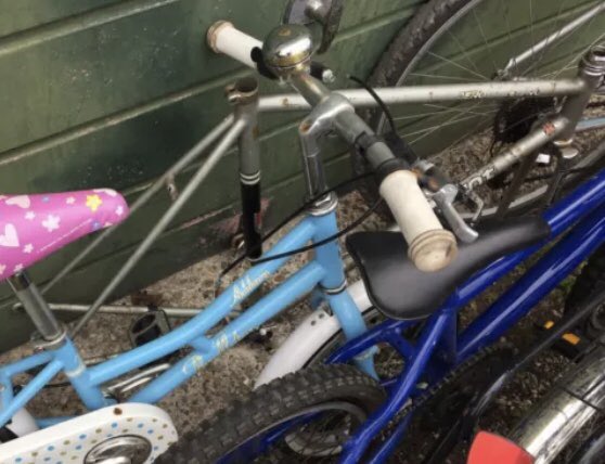 looneytonecx's tweet photo. A job lot bike #revived from a frame fork. viscount aero space rising from #scrappile cranks sr165 cut to single. bar’s grips levers 90s #postie brakes 80s unbranded. wheels from a recked modern #mixie. modern vr peddles rides smooth n silent @classicretro @gcntweet 🚲🛠👍✌️ https://t.co/TtPp5txwKq