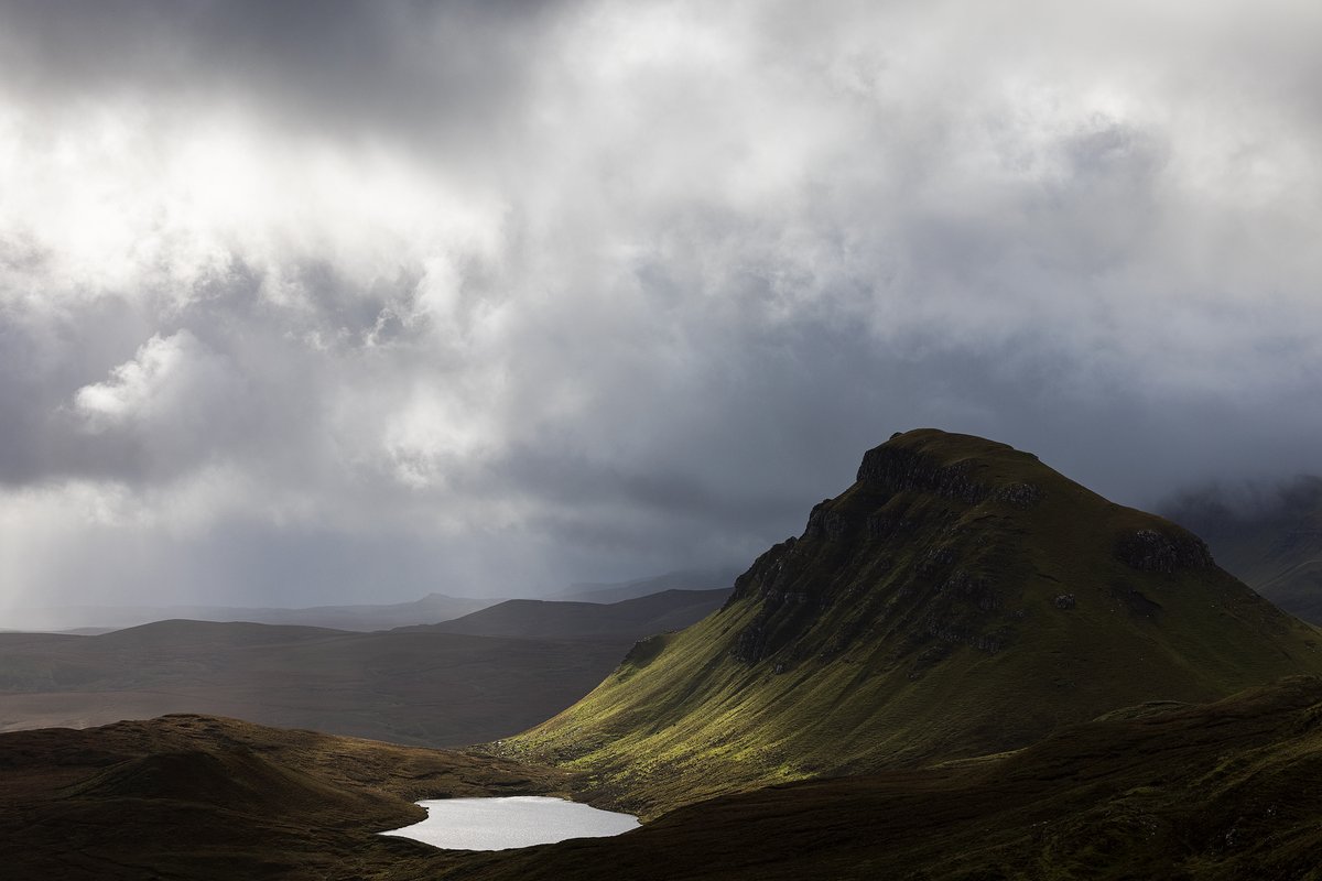 Glimmer

From yesterday morning at the Quiraing, #IsleofSkye

#fsprintmonday #WexMondays