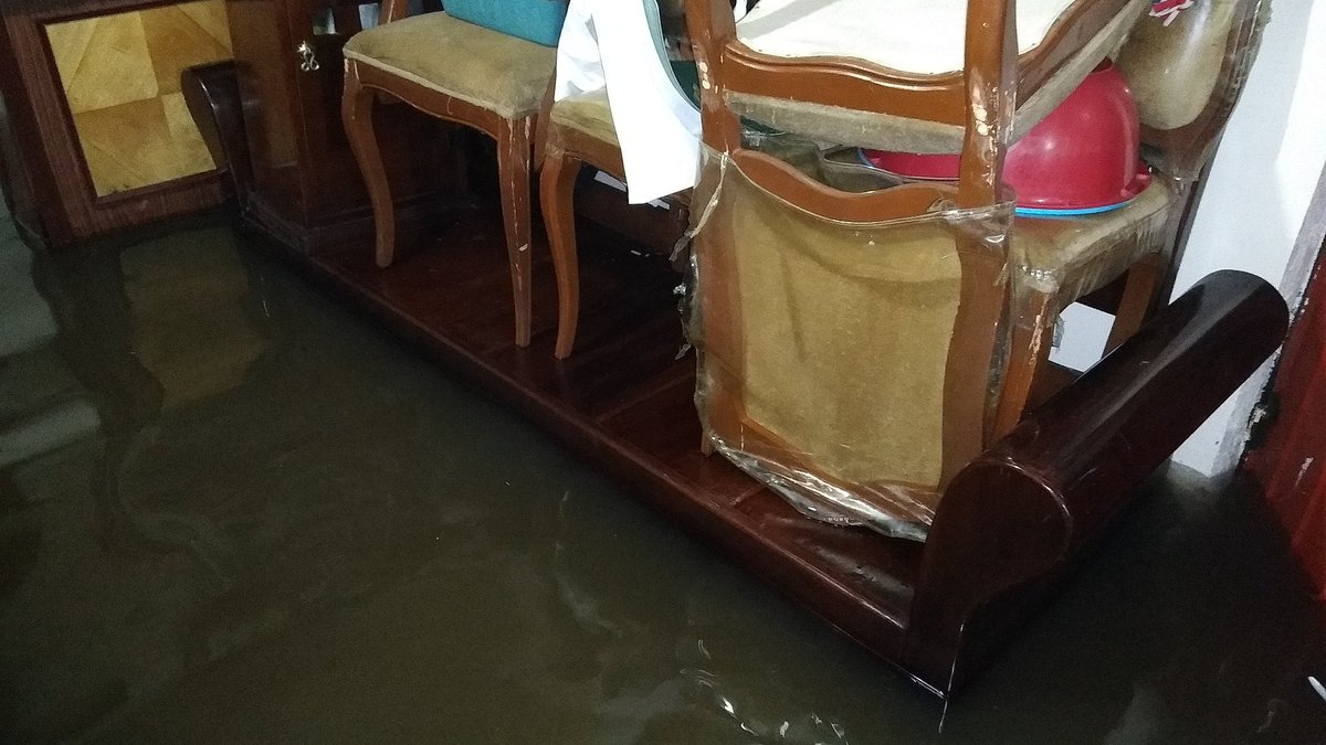 MiyakoThompson's tweet photo. Nuevamente comenzó a llover el domingo 4 en la tarde noche concluyendo con otra inundación, dos días seguidos y los equipos de obras públicas en la CDMX no reaccionaron a las #lluviasatipicas, eso sí nada detiene su #trolebuselevado, pero del drenaje ni hablamos... Continua https://t.co/cLGQHaXzHi