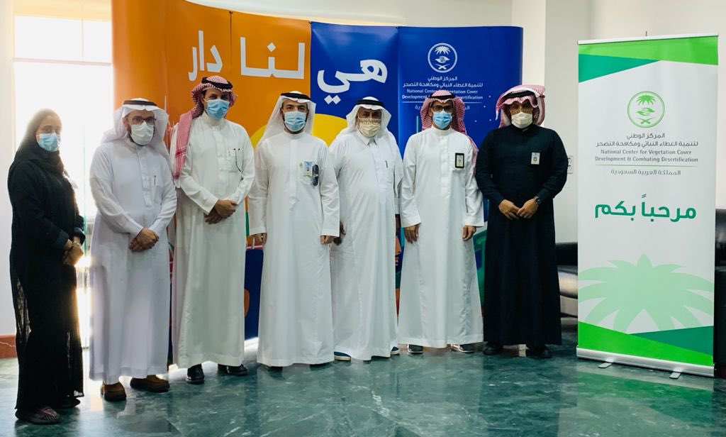 SgsOrgSa's tweet photo. مركز الصحارى والدعم الجيوتقني #بهيئة_المساحة_الجيولوجية_السعودية ومركز تنمية الغطاء النباتي ومكافحة التصحر  يجتمعان بالرياض لبحث سبل التعاون المشترك بين الجهتين فيما يخص مكافحة التصحر و تدهور الأراضي من النواحي البيئية والجيولوجية . https://t.co/akhSECMNPU