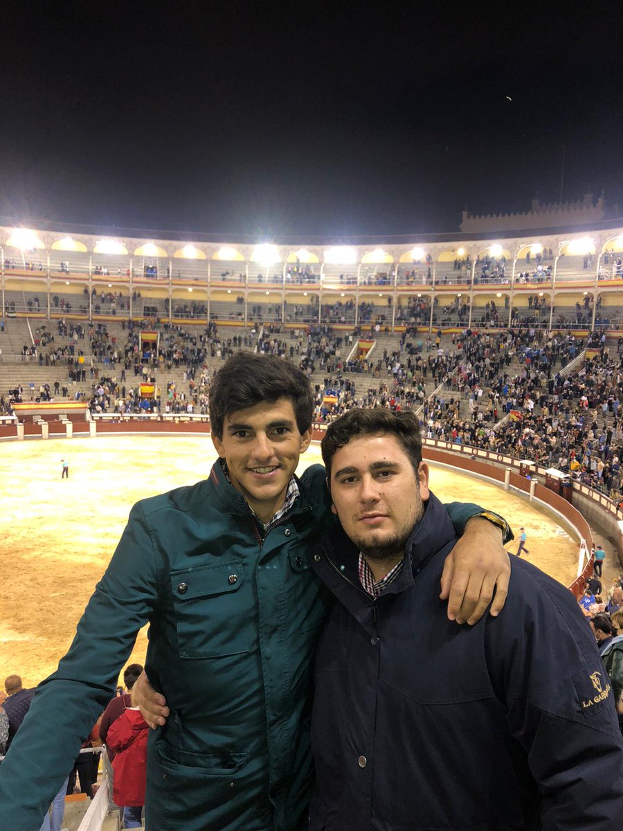 machaco_hv's tweet photo. Buen día se echo ayer con el socio viendo al gran maestro ferrera por las ventas ❤❤ https://t.co/GNECw7RknA