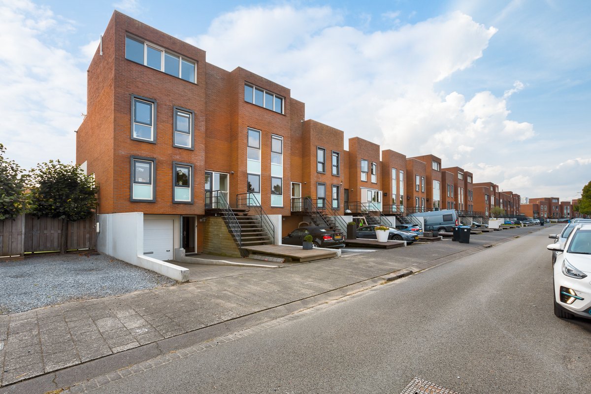 NIEUW IN VERKOOP
Brandingdijk 68 te Rotterdam

Royale eindwoning met 4 verdiepingen, 4 slaapkamers, tuinkamer, inpandige garage en tuin aan het water.

Info: 0180-631655

#nieuw #tekoop #Rotterdam #Nesselande #Perdijk #makelaar #tuin #garage