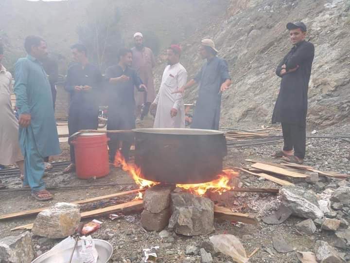 Rohshan_Din's tweet photo. لینڈ سلائڈنگ کے باعث   شاہرہ قراقرم بندہے۔   مسافروں کی دیکھ بھال اور اپنی مدد اپ کے تحت کھانے پینے کے بہتر انتظامات پر پٹن کیال یوتھ لوئر کوہستان کے نوجوان خصوصی طور پر خراج تحسین کے مستحق ہیں
#Kohstan
#GilgitBaltistan https://t.co/73Lc8k4Ipj