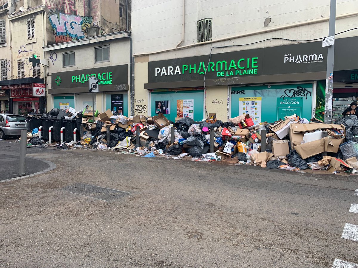 [Bad buzz] 😡 Le centre de <a href="/marseille/">Ville de Marseille</a> (ici La Plaine) croule toujours sous les tas d’ordures ce lundi matin alors que les violentes pluies charrient une partie de nos déchets dans… la mer. #poubelleslaville