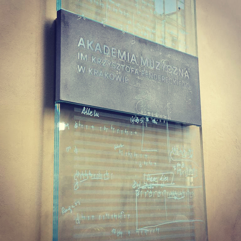 Dziś w samo południe w obecności władz uczelni Akademii Muzycznej w Krakowie oraz Pani Elżbiety Pendereckiej odbyła się uroczystość odsłonięcia pamiątkowej tablicy z imieniem Krzysztofa Pendereckiego jako patronem tej uczelni.

<a href="/PendereckiCente/">Europejskie Centrum Muzyki K.Pendereckiego</a> <a href="/krakow_pl/">Kraków</a> #penderecki
