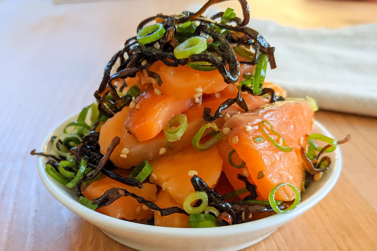 箸が止まらない！絶品簡単料理「無限ネギ塩昆布漬けサーモン」