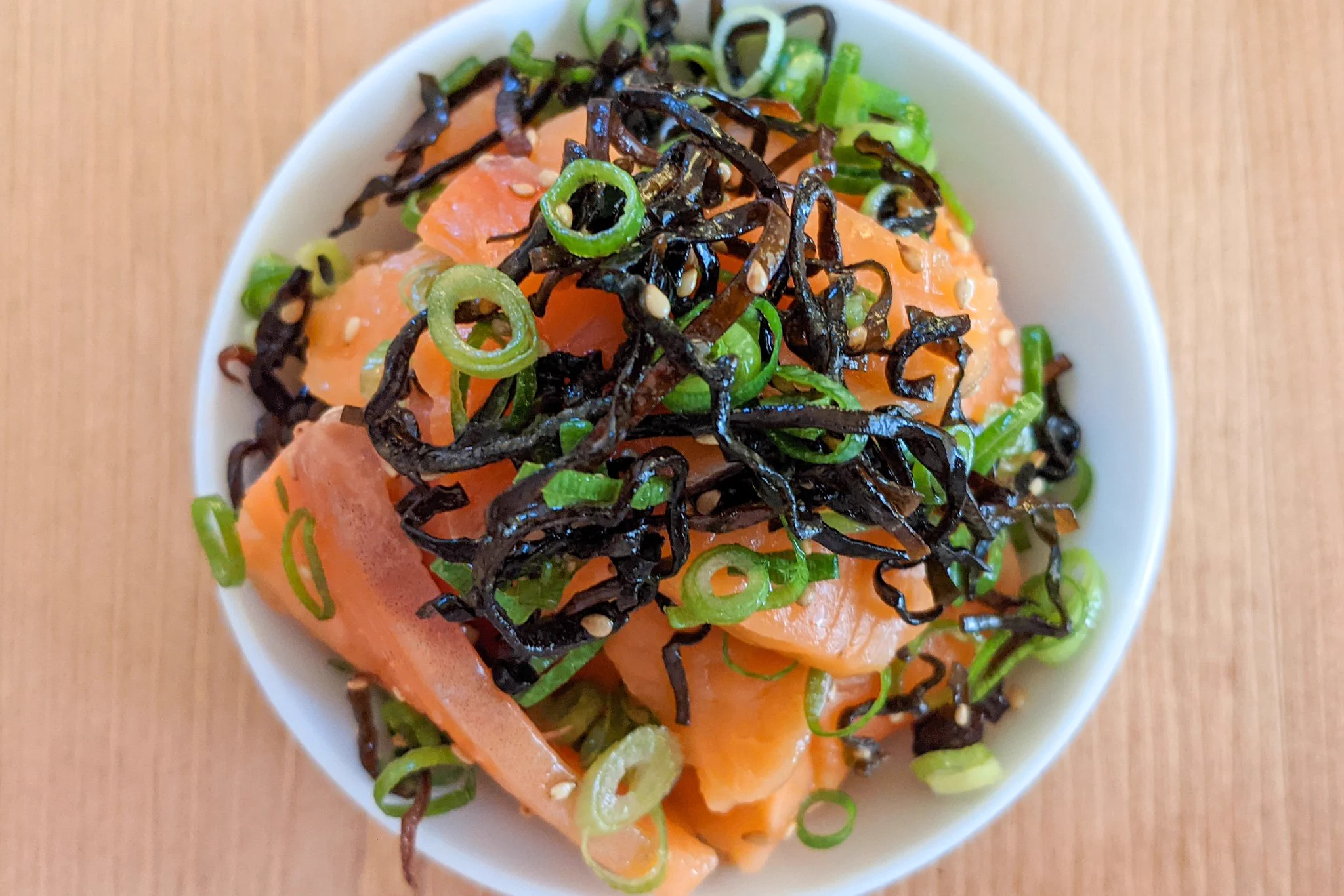 箸が止まらない！絶品簡単料理「無限ネギ塩昆布漬けサーモン」