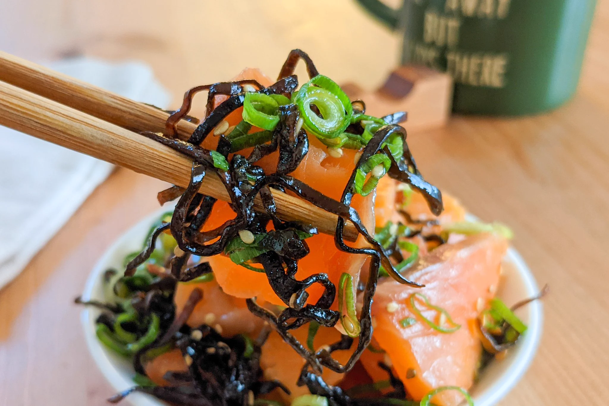 箸が止まらない！絶品簡単料理「無限ネギ塩昆布漬けサーモン」