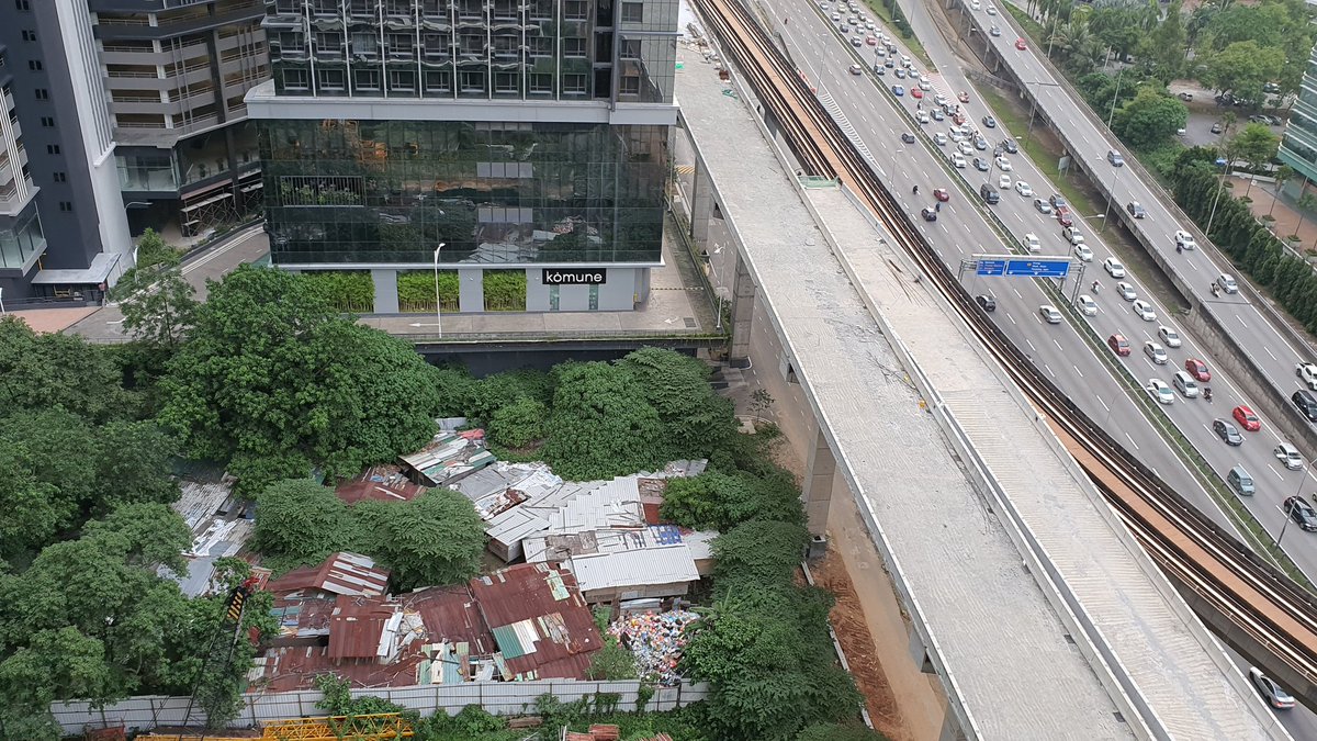 violetthaze9's tweet photo. @DBKL2u @jasmalaysia 

The overflowing garbage is ideal breeding ground for bacteria,  insects,  vermin, causing high risks of diseases and etc. Next to Komune. Please do something about it. https://t.co/NJDepuncKk