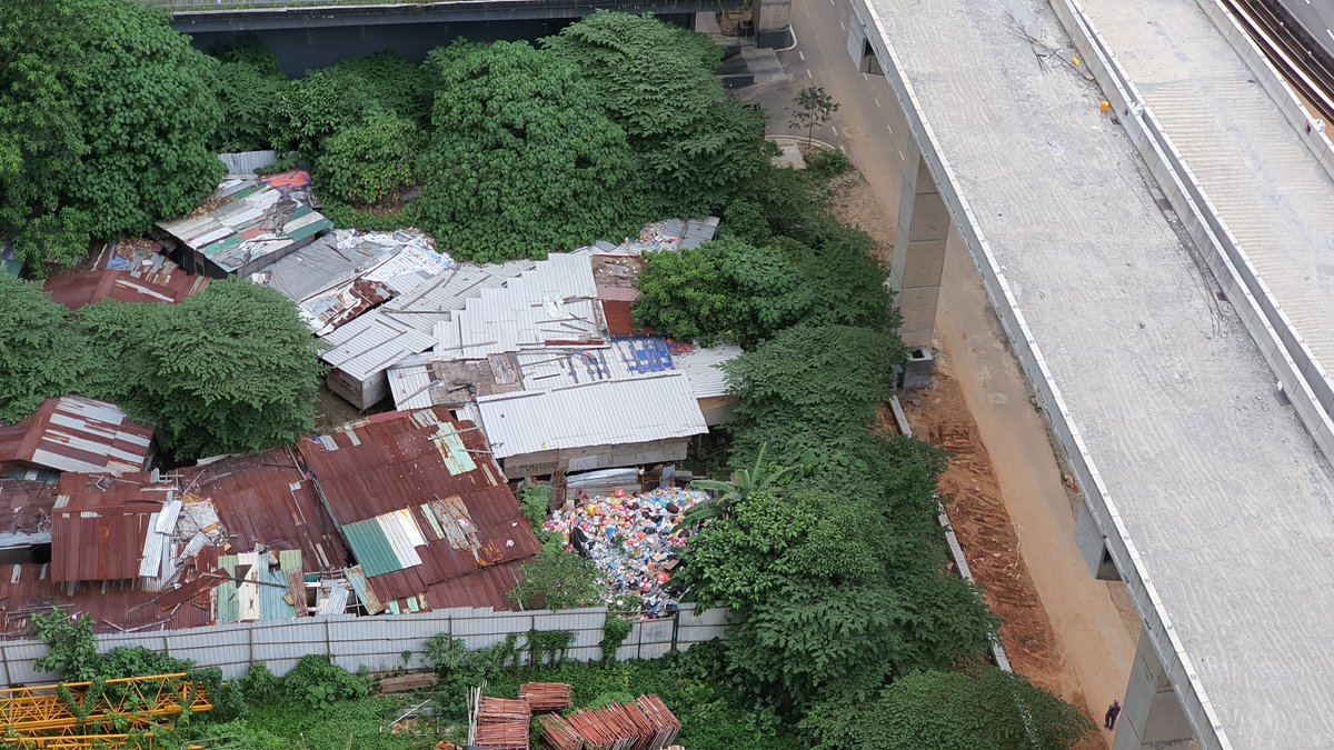 violetthaze9's tweet photo. @DBKL2u @jasmalaysia 

The overflowing garbage is ideal breeding ground for bacteria,  insects,  vermin, causing high risks of diseases and etc. Next to Komune. Please do something about it. https://t.co/NJDepuncKk