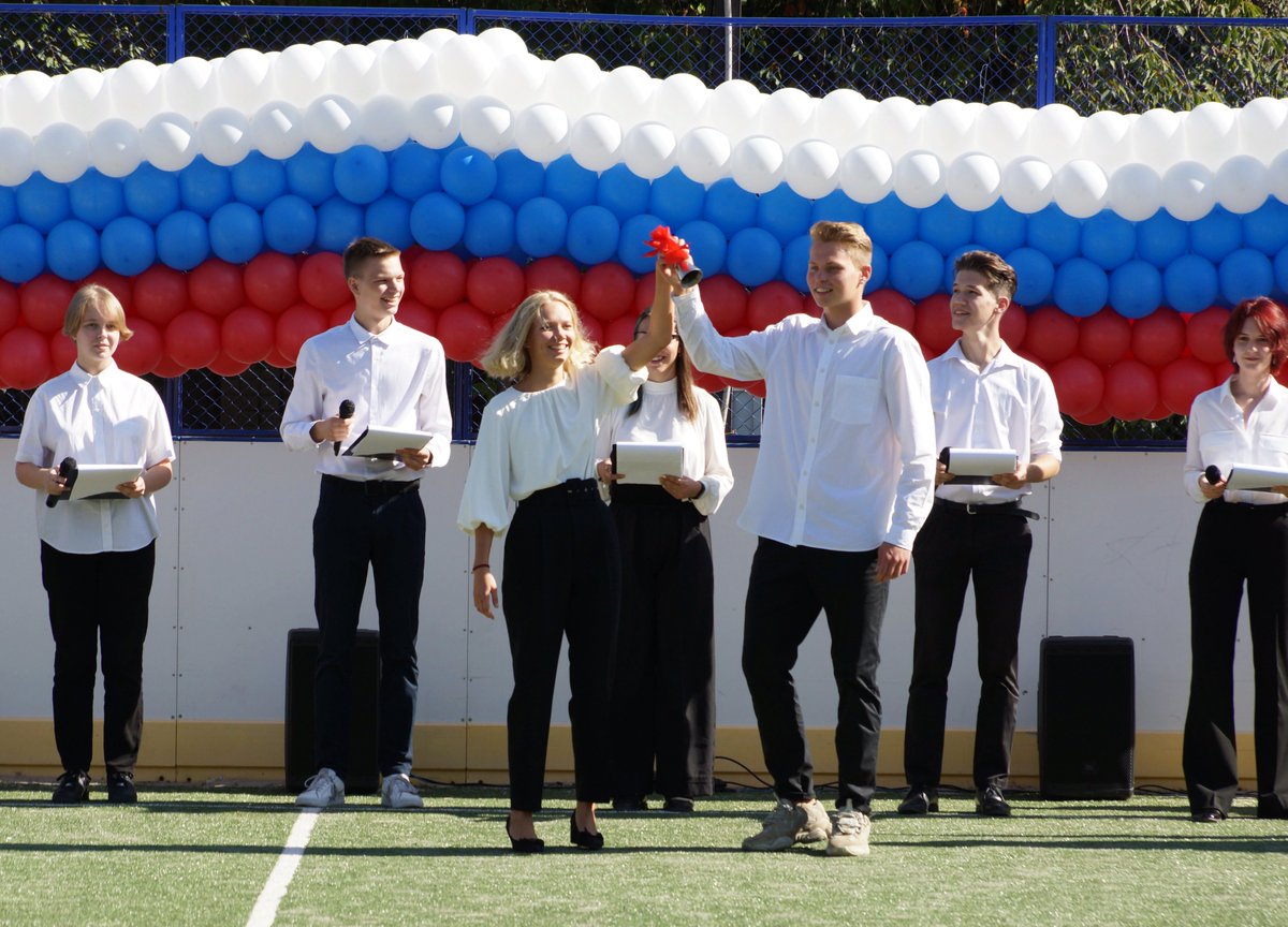 Каждый год звонок веселый
Собирает вместе нас.
Здравствуй, осень! 
Здравствуй, наш любимый класс!
Здравствуй, к знаниям дорога!
Здравствуй, праздник сентября!