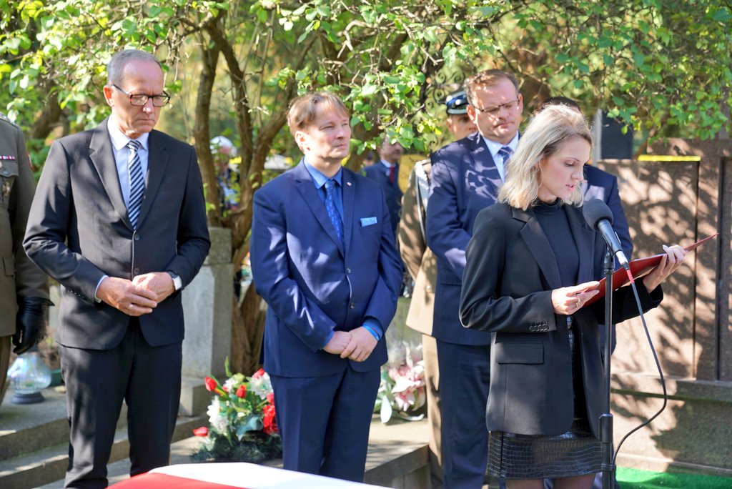 Kombatanci's tweet photo. Na Wojskowych Powązkach w Warszawie pożegnaliśmy dziś śp. ppor. Lucynę #Adamkiewicz ps. „Ewa” – łączniczkę w #PW1944, więźniarkę KL Auschwitz. Bohaterce w ostatniej drodze towarzyszyli najbliżsi, przedstawiciele władz państwowych oraz wojskowa asysta honorowa. Cześć Jej pamięci! https://t.co/PabpVgVaFu