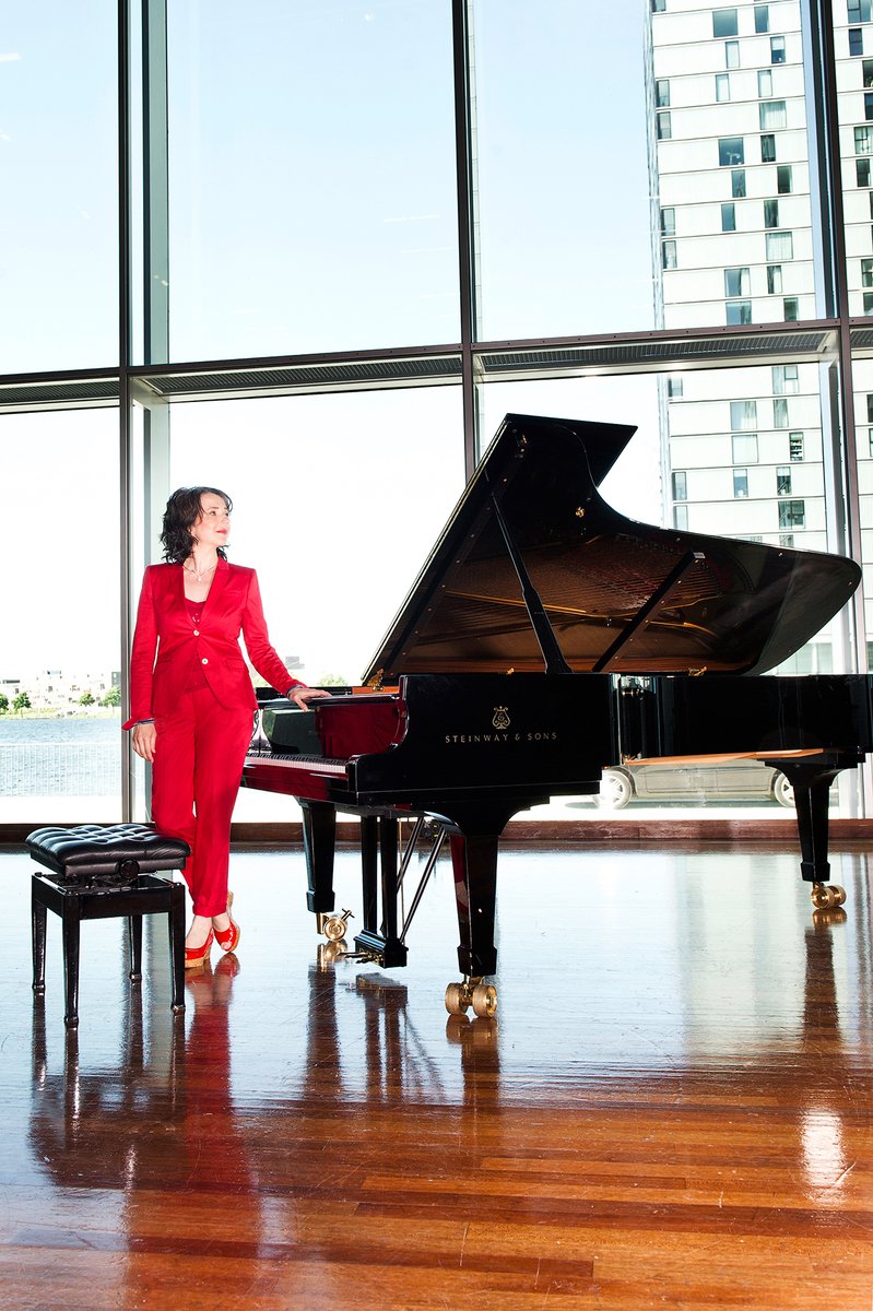 𝐈𝐧𝐭𝐞𝐧𝐬𝐞 𝐩𝐢𝐚𝐧𝐨𝐯𝐞𝐫𝐡𝐚𝐥𝐞𝐧
‘Muziek is een levende kunst en áls deze al geregistreerd wordt, moet dat gebeuren op een moment dat die muziek het meeste leeft; in contact met een publiek, in de betovering van het moment’ #mariettapetkova

ow.ly/6yJT50Glgec