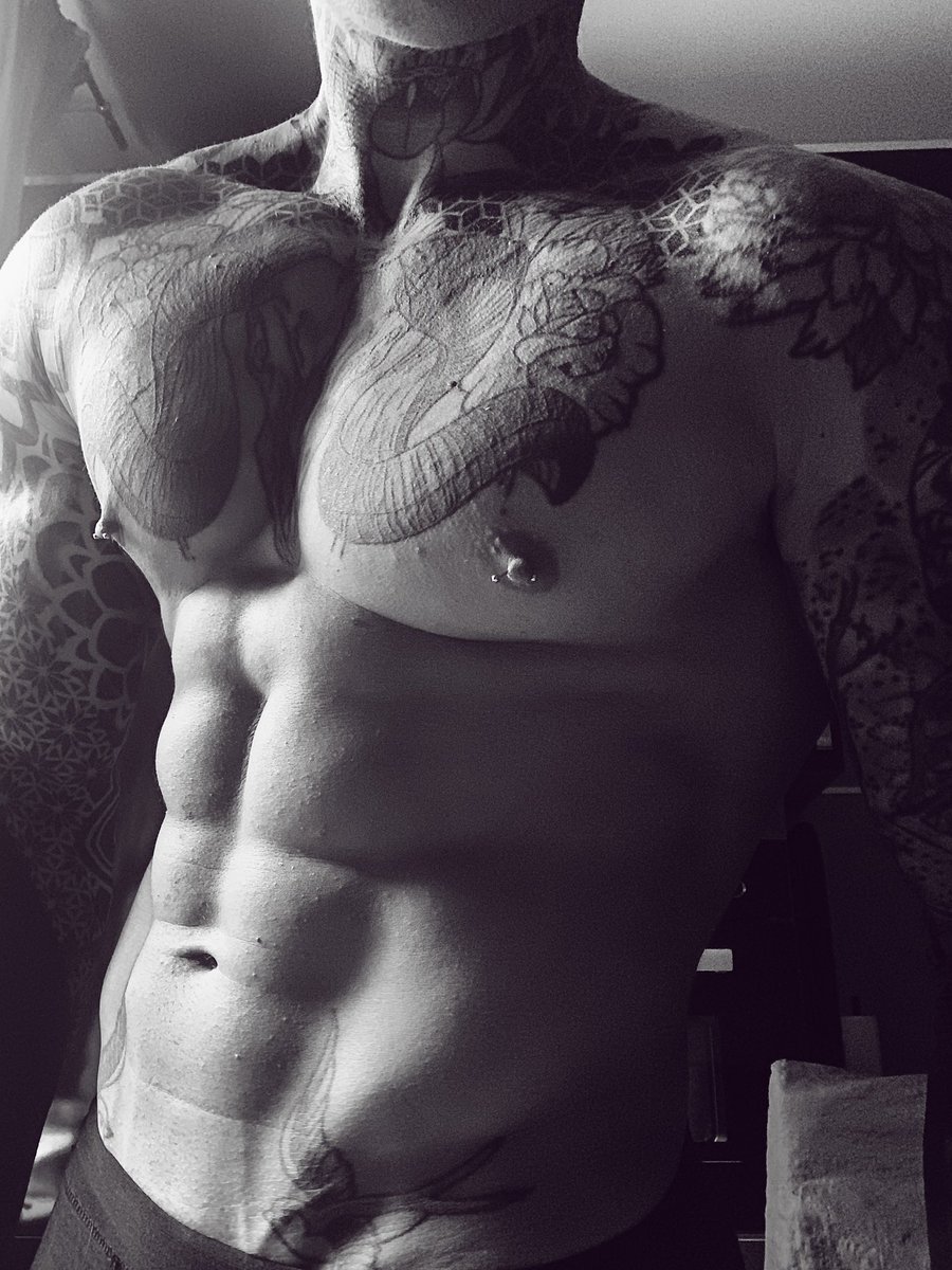 PVSHV_'s tweet photo. Good day 🌚
#MondayMotivaton #beutifulbody #tattooedmodels https://t.co/ICk1V147BO