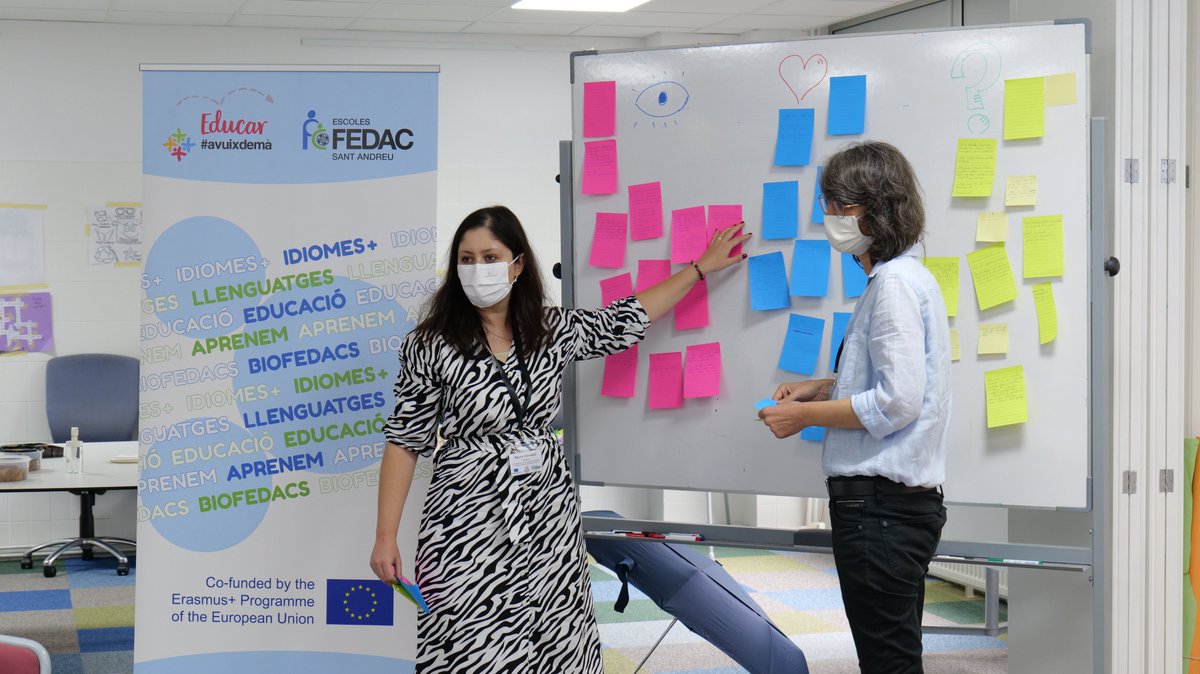 Welcome to #Barcelona! Acollim a la seu institucional educadors d'Itàlia, Turquia, Romania i Portugal en el marc del projecte #ErasmusPlus "I am connected but not addicted to technology", liderat per <a href="/FEDACSantAndreu/">FEDAC Sant Andreu</a>. Avui parlem de #ciberbullying, jocs en línia i xarxes socials.