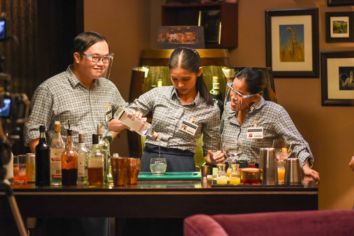 mainedcm's tweet photo. Hospitality industry naman ang papasukin natin this week! Susubukan namin ang iba’t ibang trabaho bilang hotel staff; mula sa front desk, housekeeping, wait staff, bartending, hanggang sa pagplano ng event — susubukan namin yan lahat!

#MaineGoals 7:30pm sa @FeelGoodSaBuko! https://t.co/lXOTOrPclL
