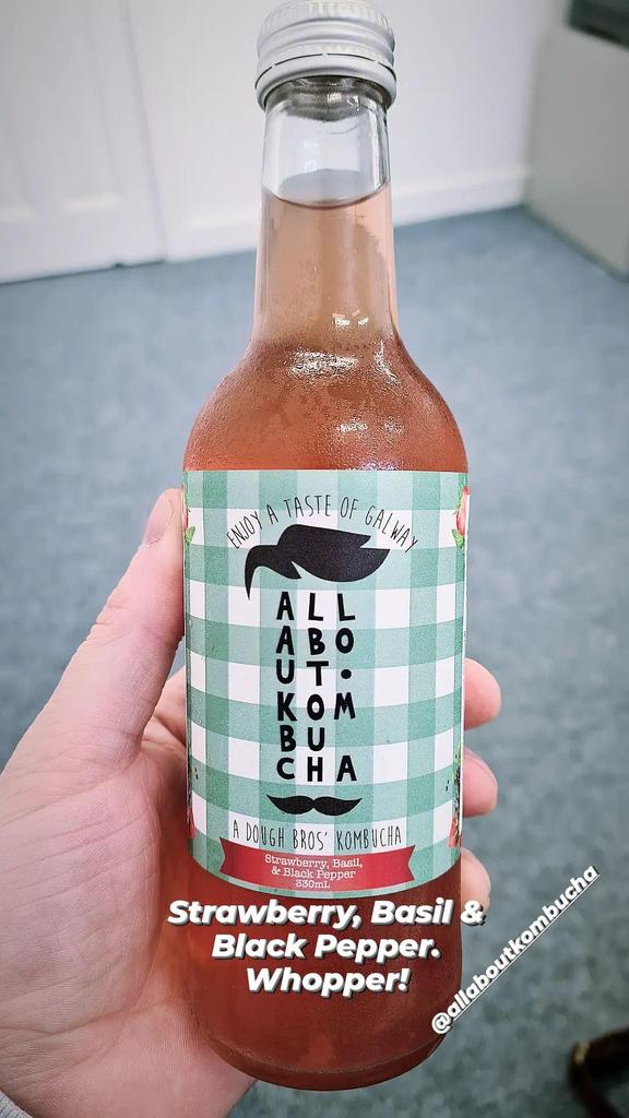 This is the 3rd and final week of our collab kits with <a href="/KombuchaAll/">All About Kombucha</a>. Kit comes with a couple of limited edition Strawberry, Basil and Black Pepper booch and ingredients to make 2 of our Bahn Mi Pizzas at home. Kits are live on the site now x
thedoughbros.ie/products/the-d…