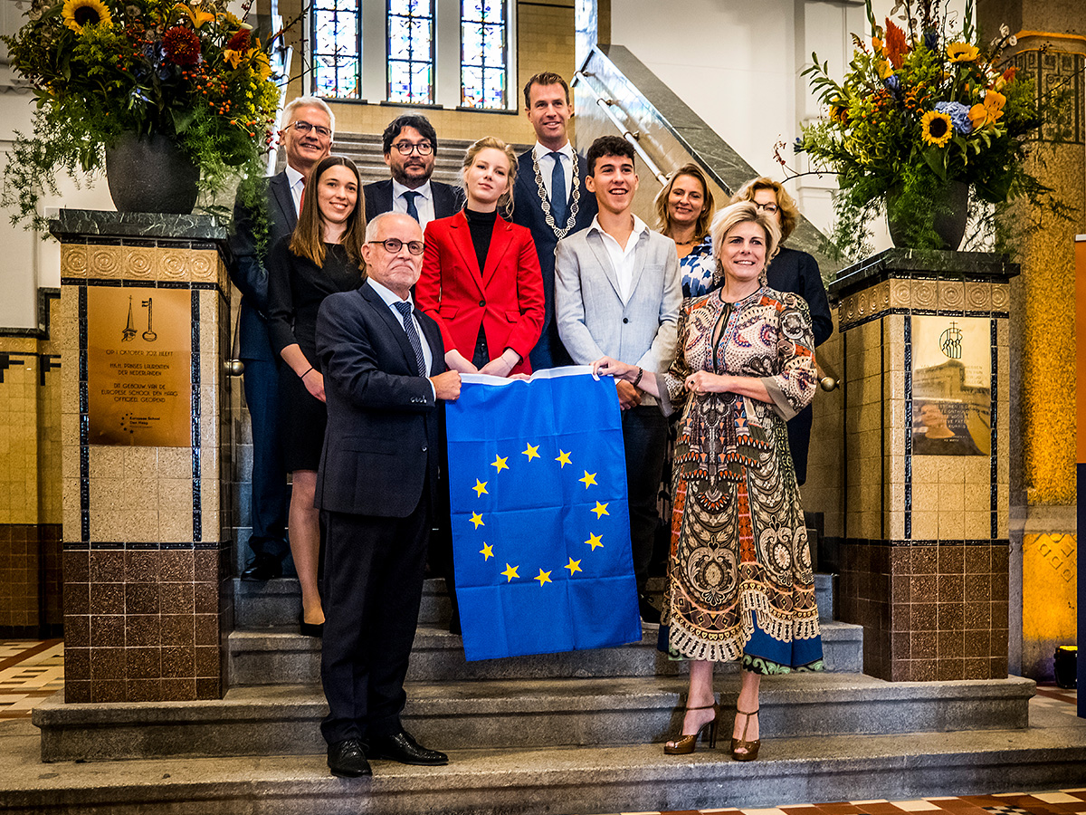 eshthehague's tweet photo. Alongside Princess Laurentien, the ESH Director, Frans van der Kerkhof, unveils a plaque at the main entrance of the building to commemorate this significant milestone for our community 👑🇪🇺 @iFransK @koninklijkhuis @ScholaEuropaea https://t.co/unG8uxeUrP