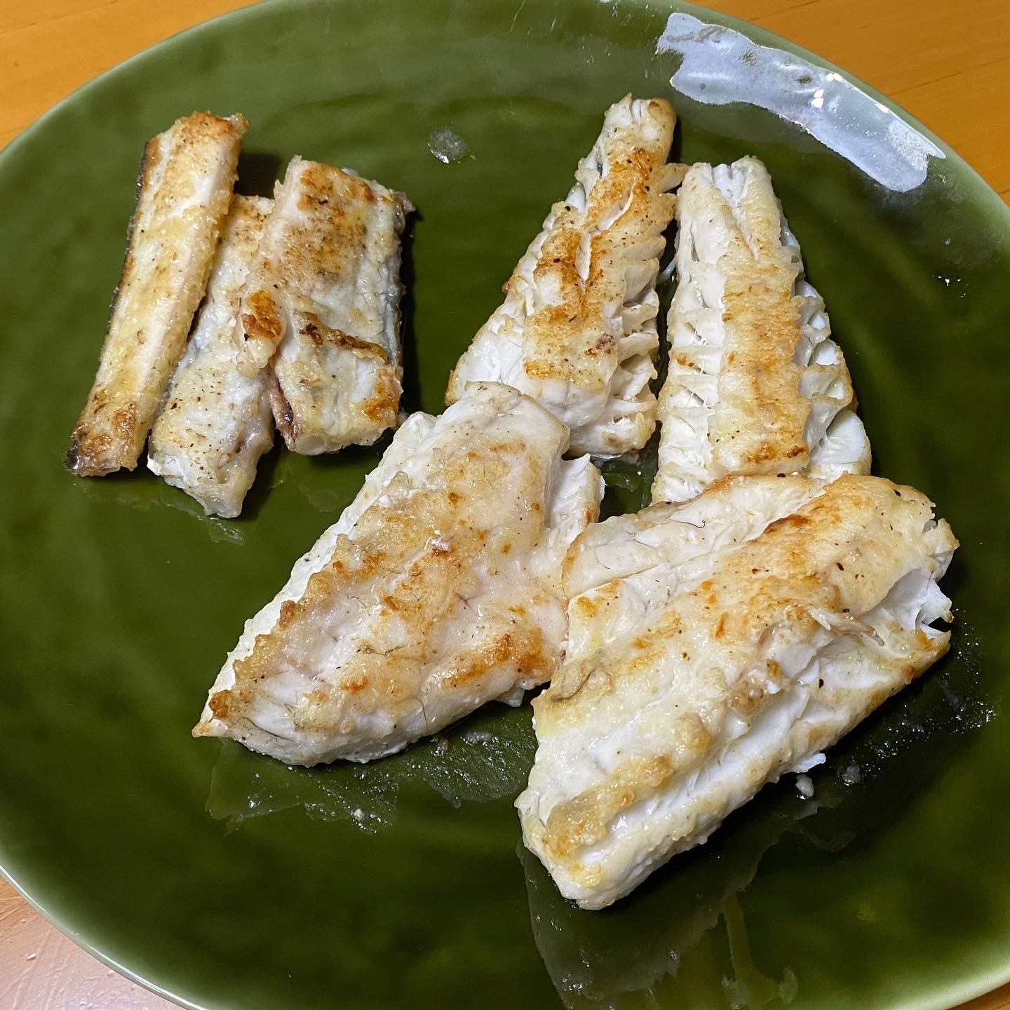 H Hirose 今夜は昨日のマゴチのムニエルと頭の塩焼き ムニエルは白ワイン 塩焼きは日本酒 盛り付けは共稼ぎなのでご勘弁 釣魚料理 マゴチ料理 T Co D2txor3wai Twitter
