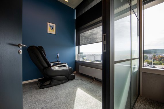 maxkarpis's tweet photo. Revolut has opened its 1st 1,6k/m2 RevLab type office in Vilnius. The company has plans to turn its all worldwide offices into coworking spaces. @AndriusBiceika said that Revolut has over 200 staff in #Vilnius and plans for another 100 by 2023. #Revlab https://t.co/HelzvQZMUG