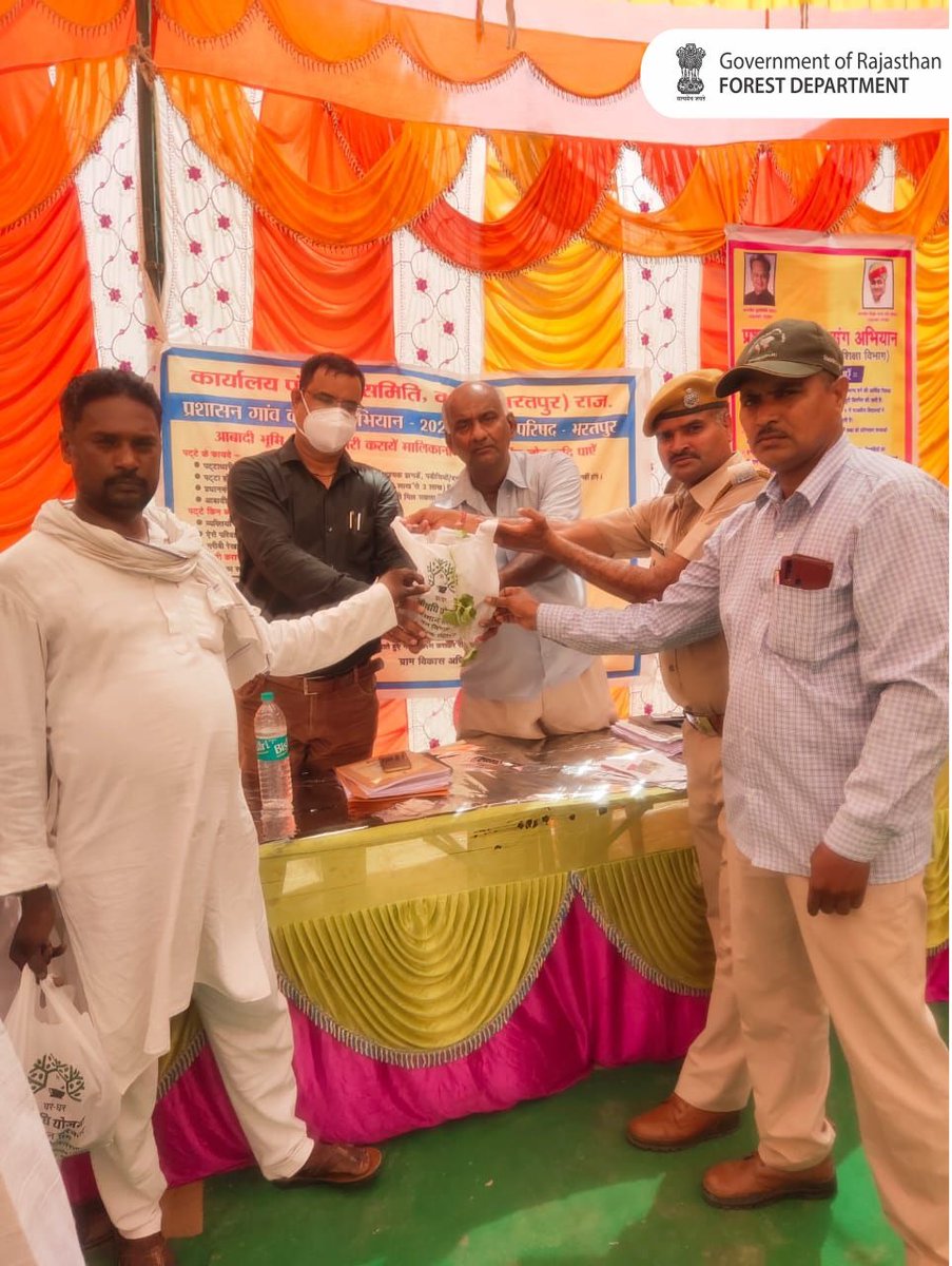 ForestRajasthan's tweet photo. #प्रशासनगांवकेसंग अभियान में गांव गांव में #GGAY के तहत औषधीय पौधों का वितरण #वनविभाग द्वारा एसडीएम ,तहसीलदार एवं अन्य अधिकारीगणों की उपस्थिति में किया गया।
#ForestDepartment #InclusiveGrowth #Rajasthan #rajasthangovernment #Aushadhi #StayHealthy #Tulsi #BenefitsOfTulsi #Ayurveda https://t.co/nn4pn9CrWB