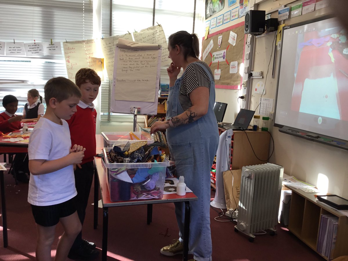 TJPrimary's tweet photo. Year 4 had a special visitor today from the RSC costume department. Hayley helped us to create a puppet and then showed us how to do appliqué and reverse appliqué. We used these techniques to create costumes for our puppets. #TJRSC #TJEnrich #TJYear4 https://t.co/MrAeHz2pdJ