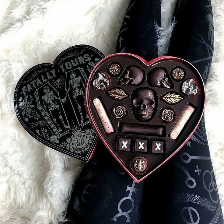 AcademiaDreams's tweet photo. Halloween chocolate from Vegan Treats Specialty Patisserie https://t.co/BA2FyYojWU