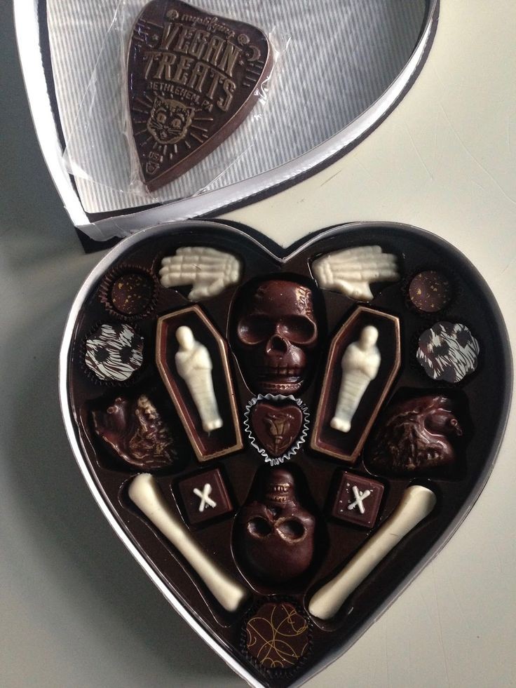 AcademiaDreams's tweet photo. Halloween chocolate from Vegan Treats Specialty Patisserie https://t.co/BA2FyYojWU