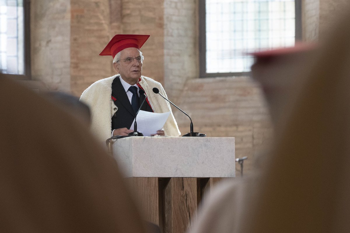 Quirinale's tweet photo. #Mattarella: in Italia esiste un grande paradosso: siamo la nazione che ha dato origine, forza e continuità all’idea di università, ma il nostro Paese si trova in coda, purtroppo, per numero di laureati, anche per investimenti https://t.co/fhbkKOcx92
